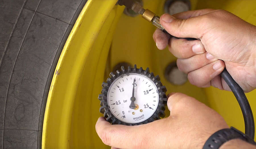 How Proper Tyre Pressure Extends Agricultural Tyre Life by 20-30% – Practical Field Guidance for Farm Managers and Tyre Specialists